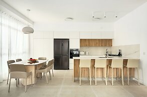 Central & Bright Getaway by Sea N' Rent