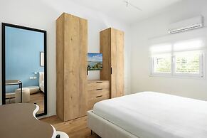Central & Bright Getaway by Sea N' Rent