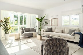 Central & Bright Getaway by Sea N' Rent