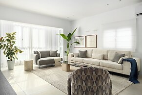 Central & Bright Getaway by Sea N' Rent