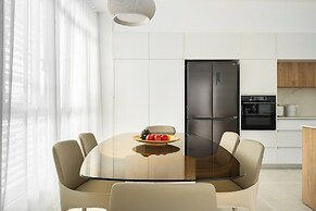 Central & Bright Getaway by Sea N' Rent