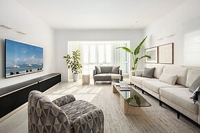 Central & Bright Getaway by Sea N' Rent