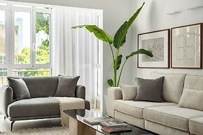 Central & Bright Getaway by Sea N' Rent