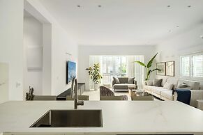 Central & Bright Getaway by Sea N' Rent