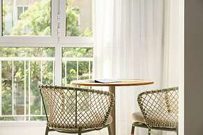 Central & Bright Getaway by Sea N' Rent
