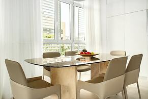 Central & Bright Getaway by Sea N' Rent