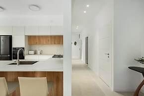 Central & Bright Getaway by Sea N' Rent