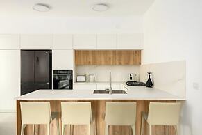 Central & Bright Getaway by Sea N' Rent