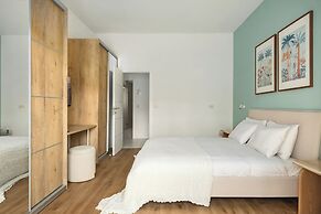 Central & Bright Getaway by Sea N' Rent