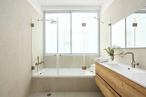 Central & Bright Getaway by Sea N' Rent