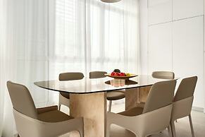 Central & Bright Getaway by Sea N' Rent