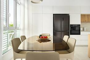 Central & Bright Getaway by Sea N' Rent