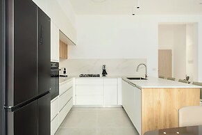 Central & Bright Getaway by Sea N' Rent