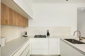 Central & Bright Getaway by Sea N' Rent