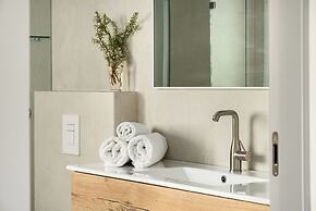 Central & Bright Getaway by Sea N' Rent