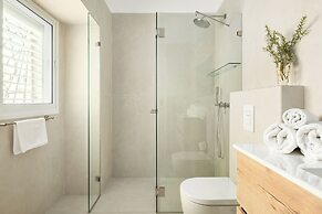 Central & Bright Getaway by Sea N' Rent