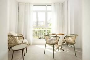 Central & Bright Getaway by Sea N' Rent