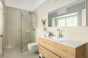 Central & Bright Getaway by Sea N' Rent