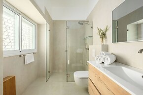 Central & Bright Getaway by Sea N' Rent