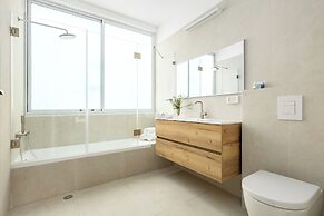 Central & Bright Getaway by Sea N' Rent