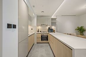 Modern Apartment w/ Balcony & Pool Access