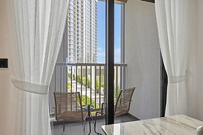 Modern Apartment w/ Balcony & Pool Access