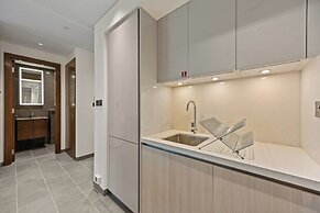 Modern Apartment w/ Balcony & Pool Access