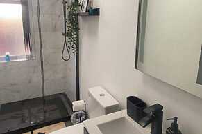 2 Bed Flat - Sleeps 5 - Parking - Wifi
