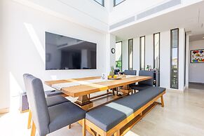 Bright Villa w Pool Outdoor Grill
