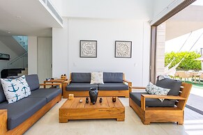 Bright Villa w Pool Outdoor Grill