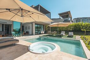 Bright Villa w Pool Outdoor Grill