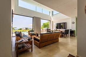 Bright Villa w Pool Outdoor Grill