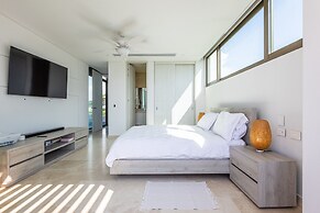 Bright Villa w Pool Outdoor Grill