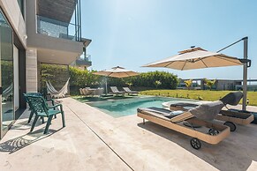 Bright Villa w Pool Outdoor Grill