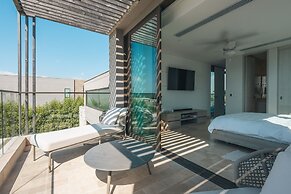 Bright Villa w Pool Outdoor Grill