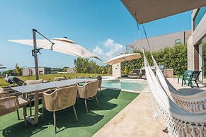 Bright Villa w Pool Outdoor Grill