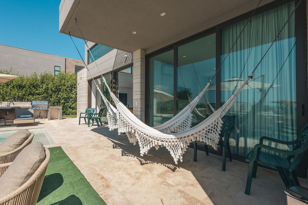 Bright Villa w Pool Outdoor Grill