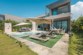 Bright Villa w Pool Outdoor Grill