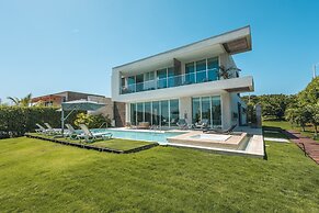 Tropical Villa w Pool Dock Access