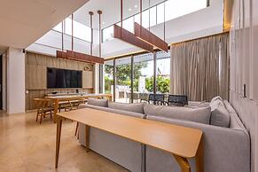 Coastal Villa w Dock Access Pools