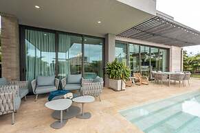 Coastal Villa w Dock Access Pools