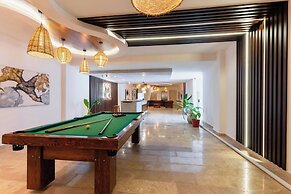 Modern and Bright Rooftop Pools gym Cowork