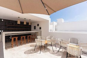 Modern and Bright Rooftop Pools gym Cowork
