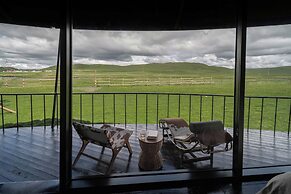 Hongyuan Weilu Nomadic Luxury Camp