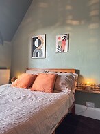Boutique Apartment - Sleeps 6 & Free Parking
