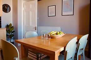 Boutique Apartment - Sleeps 6 & Free Parking
