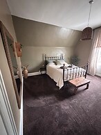 Boutique Apartment - Sleeps 6 & Free Parking