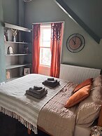 Boutique Apartment - Sleeps 6 & Free Parking