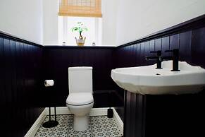 Boutique Apartment - Sleeps 6 & Free Parking