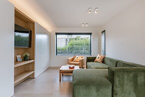 Charming Chic Stay With Garden Views Parking